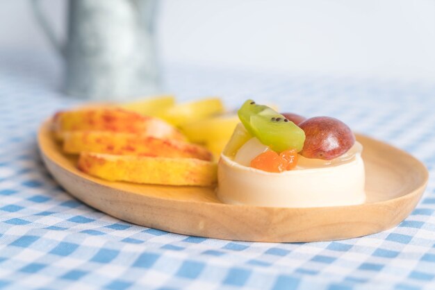 pudding fruits with kiwi and apple