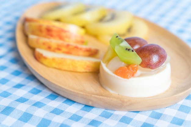 pudding fruits with kiwi and apple