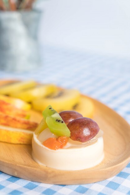 pudding fruits with kiwi and apple