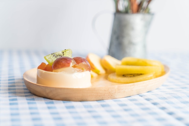 pudding fruits with kiwi and apple