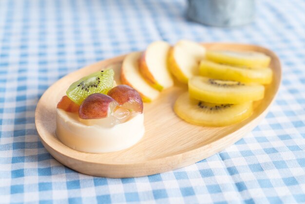 pudding fruits with kiwi and apple