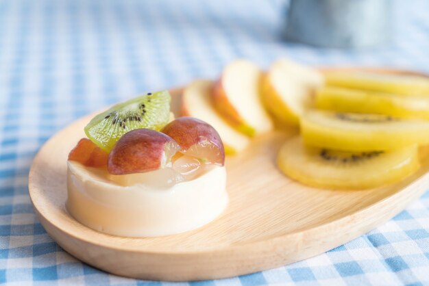 pudding fruits with kiwi and apple