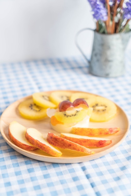 pudding fruits with kiwi and apple