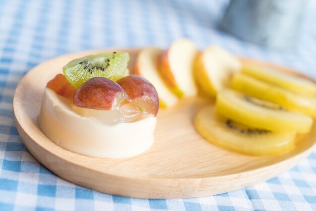 pudding fruits with kiwi and apple