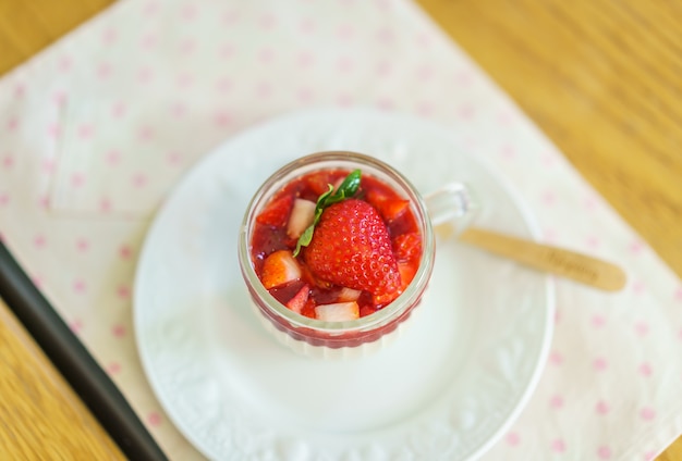 Free photo pudding with strawberry