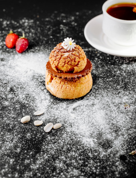 Free photo puff pastry with chocolate chips and a cup of tea.