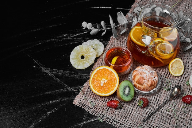 Foto gratuita pasta sfoglia con succo sul nero.