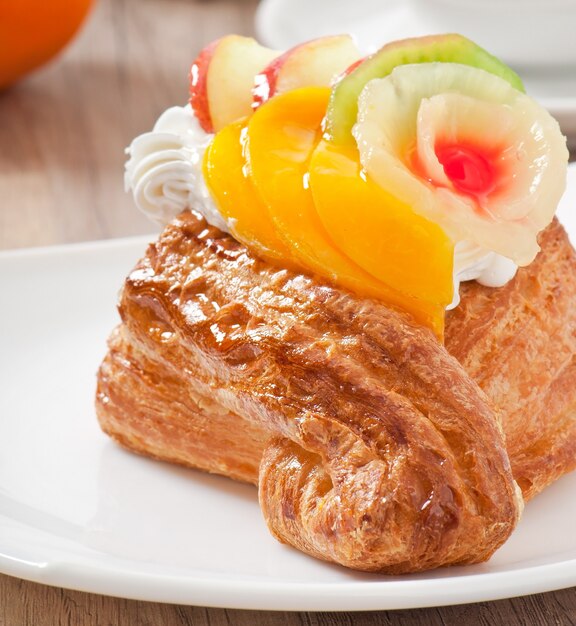 Puff with fruit and whipped cream