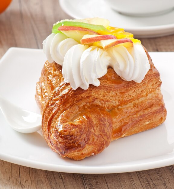 Puff with fruit and whipped cream