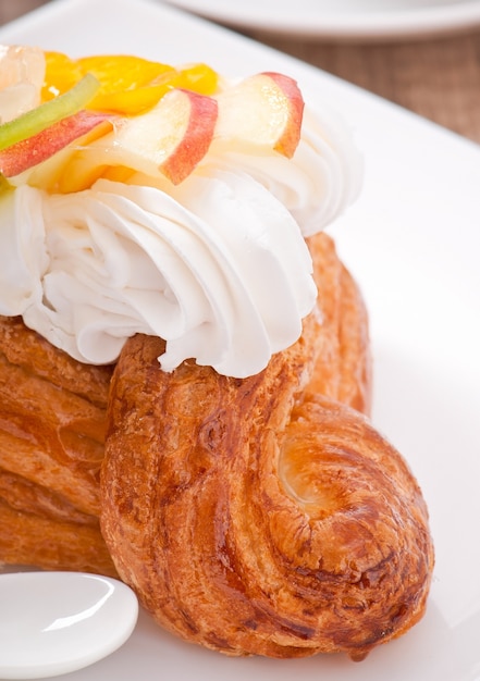Puff with fruit and whipped cream