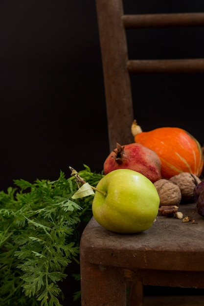 Free photo pumpkin and apple harvest arrangement