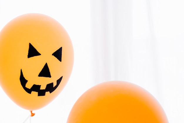 Foto gratuita palloncini di zucca con la faccia della zucca