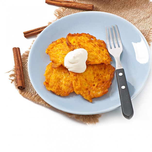 Foto gratuita frittelle di zucca con cannella e zucchero