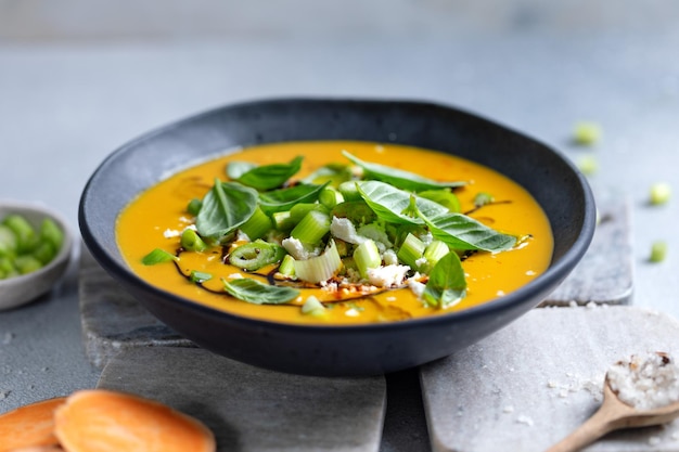 Free photo pumpkin mashed soup with croutons