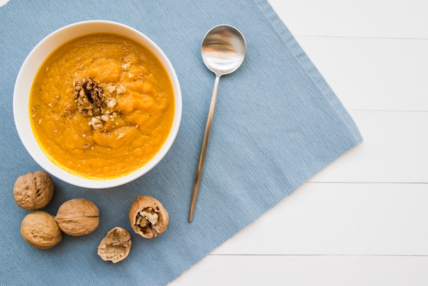 Free photo pumpkin puree in bowl with walnuts