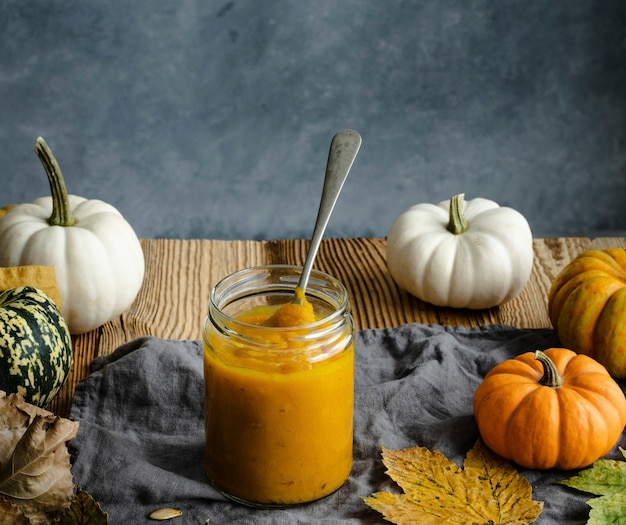 Free photo pumpkin puree in glass jar pie ingredient closeup