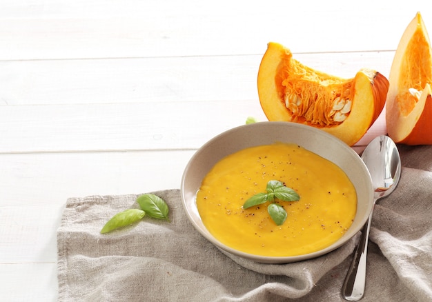 Free photo pumpkin soup in bowl