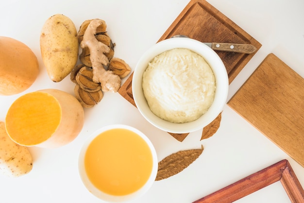 Zuppa di zucca e purea di patate in ciotole