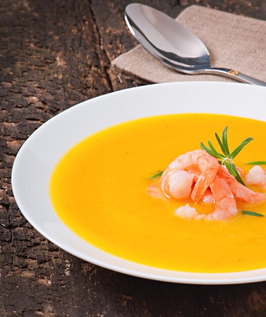 Free photo pumpkin soup with shrimp and rosemary