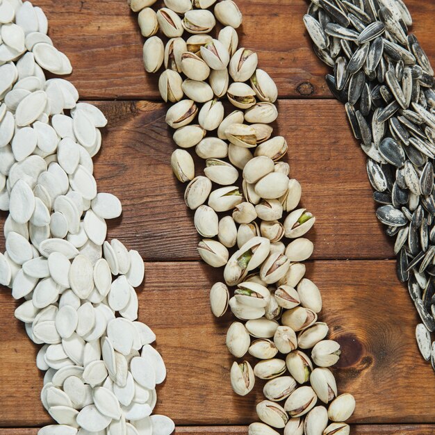 Free photo pumpkin and sunflower seeds with pistachio