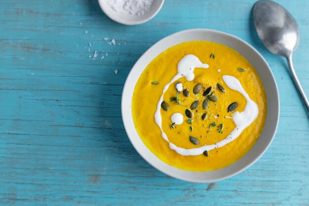 Free photo pumpkin vegetable soup with cream