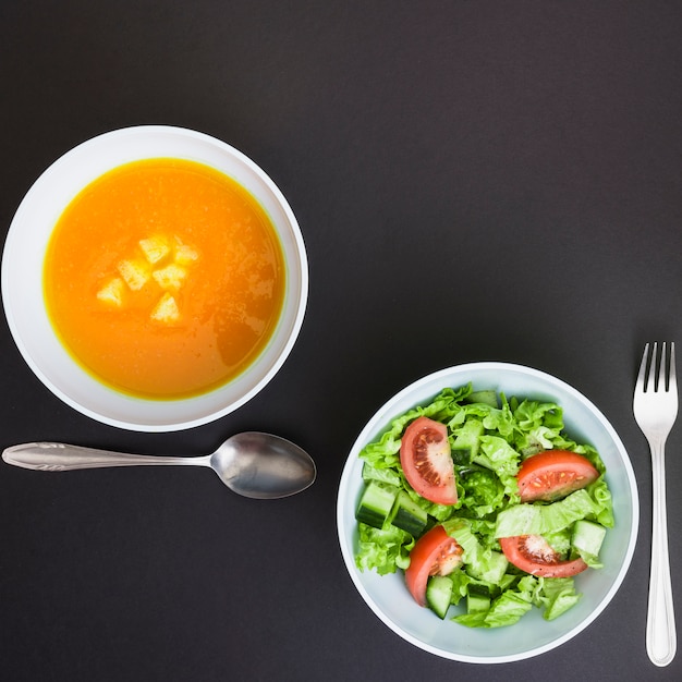 Free photo pumpking soup and salad