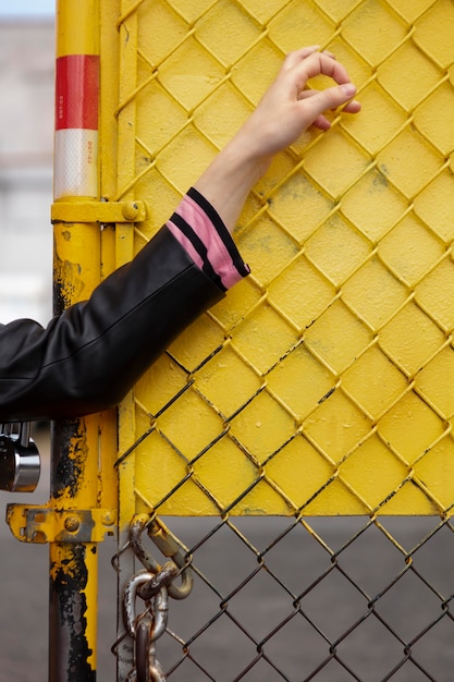 Foto gratuita femmina punk in una posizione urbana