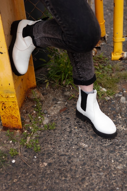 Foto gratuita femmina punk in una posizione urbana