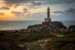 Foto gratuita faro di punta nariga in galizia, spagna