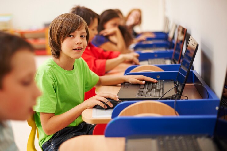 Free Photo pupils sitting at the computer science lesson