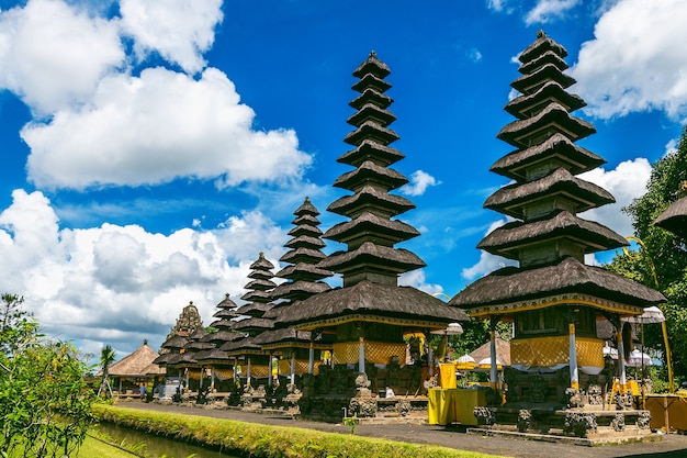 Foto gratuita tempio di pura taman ayun a bali, in indonesia