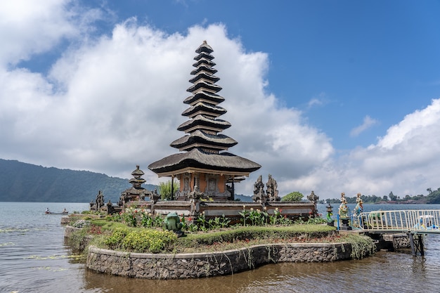배경에 흰 구름이있는 인도네시아의 Pura Ulun Danu Bratan 사원