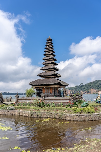 インドネシアのプラウルンダヌブラタン寺院