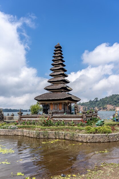 インドネシアのプラウルンダヌブラタン寺院