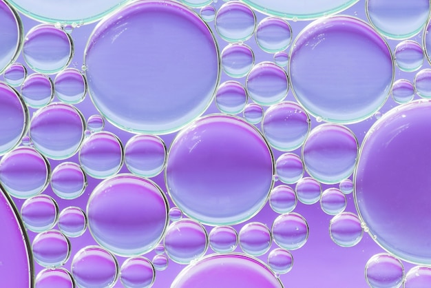 泡と紫の抽象的な背景