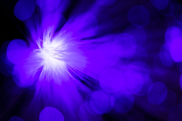 光ファイバーの紫色の抽象的な送風機