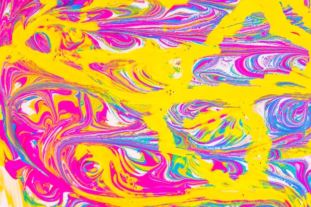 Бесплатное фото Фиолетовый фон с желтыми линиями
