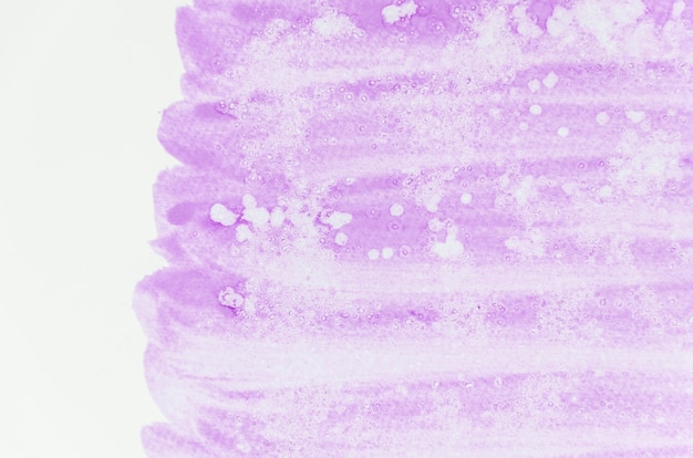 Бесплатное фото Фиолетовый мазок на белой бумаге