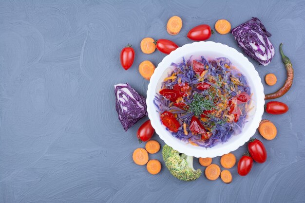 Суп из пурпурной капусты с рублеными и нарезанными овощами