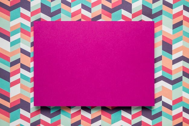 Бесплатное фото Фиолетовый макет карты на цветном фоне