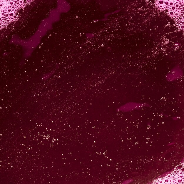 泡のある紫色の液体