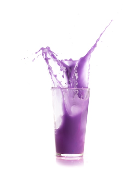 Фиолетовый напиток падающий лед внутри