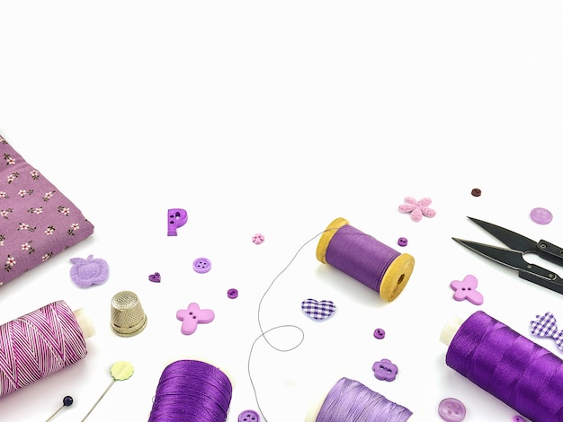 Фиолетовая вышивка на белом фоне