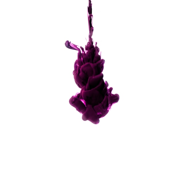 Пурпурное падение капли в воде