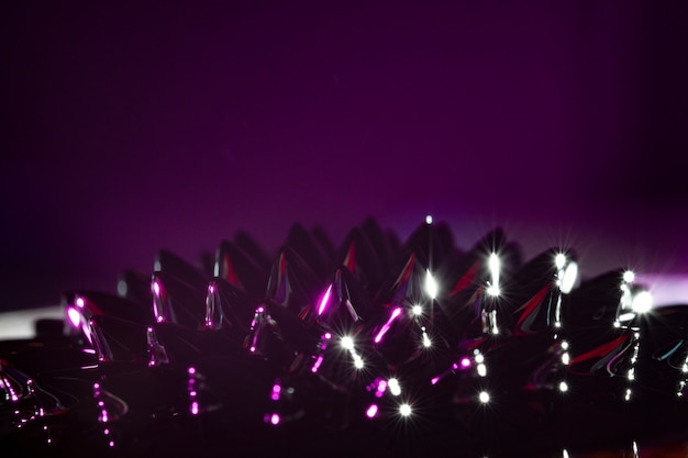 Бесплатное фото Фиолетовый ферромагнитный жидкий металл с копией пространства