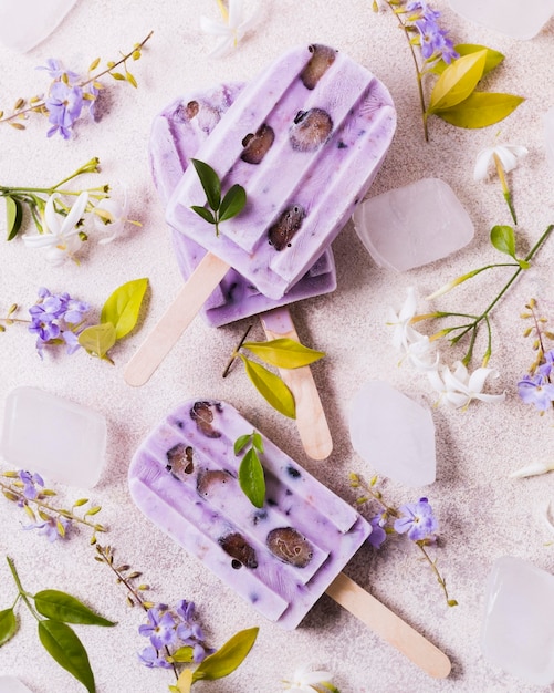 Foto gratuita gelato dal sapore viola sui bastoncini