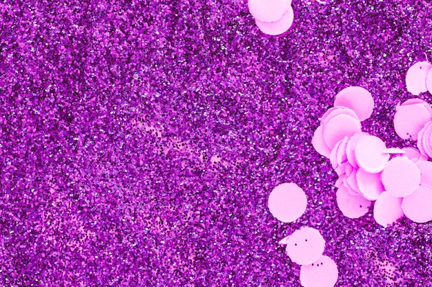 Фиолетовые блестки и бумажные чипсы
