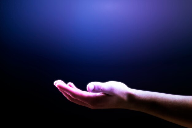 Фиолетовый фон руки, показывающий жест невидимого объекта