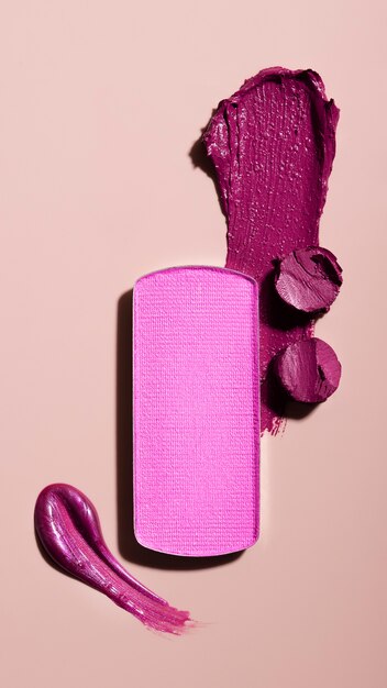 Фиолетовый оттенок помады на розовом фоне плоской планировки