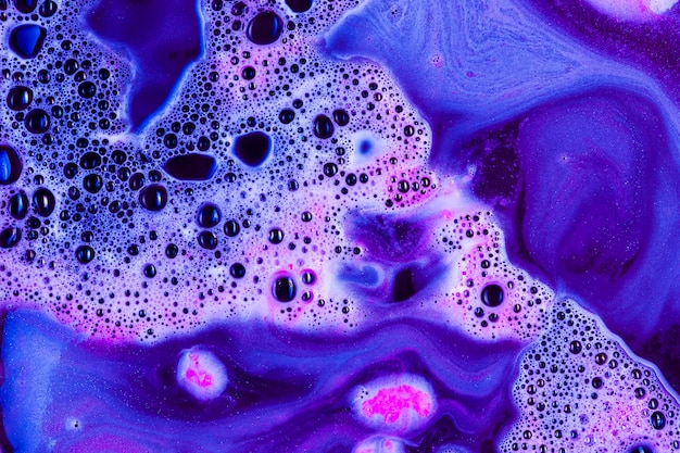 紫色の液体とピンクの泡